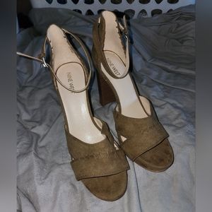 Nine West size 9 olive green